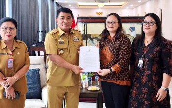 Gubernur Sulut, Mayjen TNI (Purn) Yulius Selvanus SE, saat menerima rapor hasil penilaian pelayanan publik dengan opini "Kualitas Tinggi Tanpa Maladministrasi" dari Kepala Perwakilan Ombudsman RI Sulut, Meilany F. Limpar, di Wisma Negara Bumi Beringin, Manado, Senin (19/5/2026). (Foto: Dok. Istimewa)