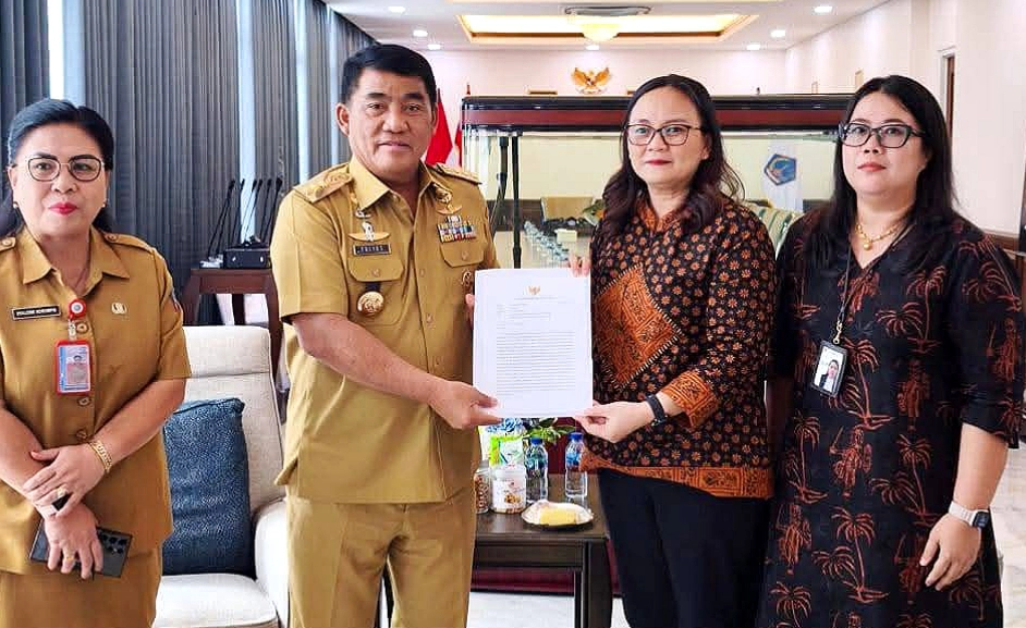 Gubernur Sulut, Mayjen TNI (Purn) Yulius Selvanus SE, saat menerima rapor hasil penilaian pelayanan publik dengan opini "Kualitas Tinggi Tanpa Maladministrasi" dari Kepala Perwakilan Ombudsman RI Sulut, Meilany F. Limpar, di Wisma Negara Bumi Beringin, Manado, Senin (19/5/2026). (Foto: Dok. Istimewa)