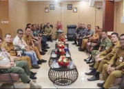 Walikota Bitung Hengky Honandar memimpin rapat lintas sektoral terkait persiapan Iduladha dan pengamanan wilayah di Merdeka Lounge, Selasa (19/5/2026). (Foto: Istimewa)