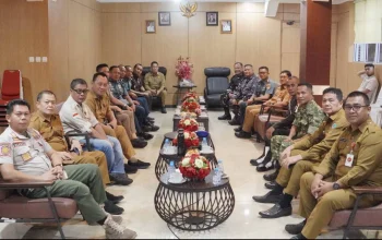Walikota Bitung Hengky Honandar memimpin rapat lintas sektoral terkait persiapan Iduladha dan pengamanan wilayah di Merdeka Lounge, Selasa (19/5/2026). (Foto: Istimewa)