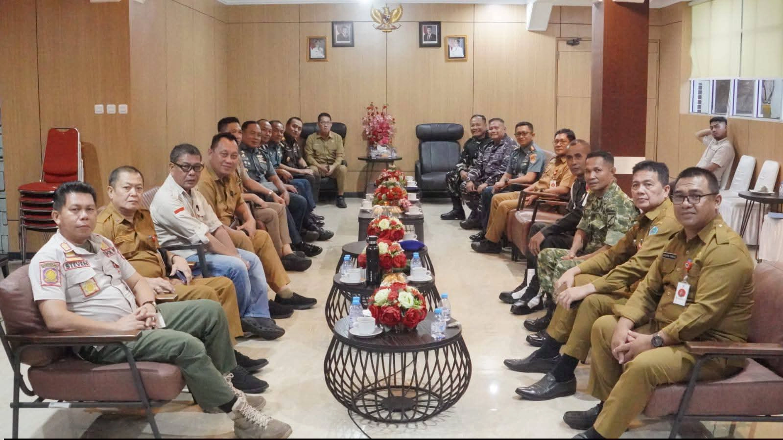 Walikota Bitung Hengky Honandar memimpin rapat lintas sektoral terkait persiapan Iduladha dan pengamanan wilayah di Merdeka Lounge, Selasa (19/5/2026). (Foto: Istimewa)