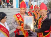 Kapolres Bitung AKBP Albert Zai SIK MH resmi dianugerahi gelar adat Tonaas Tonsea Waraney Gumigiroth oleh Majelis Adat Budaya Tonsea Minahasa, Rabu (20/5/2026). (Foto: Ridho L Tobing)