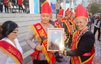 Kapolres Bitung AKBP Albert Zai SIK MH resmi dianugerahi gelar adat Tonaas Tonsea Waraney Gumigiroth oleh Majelis Adat Budaya Tonsea Minahasa, Rabu (20/5/2026). (Foto: Ridho L Tobing)
