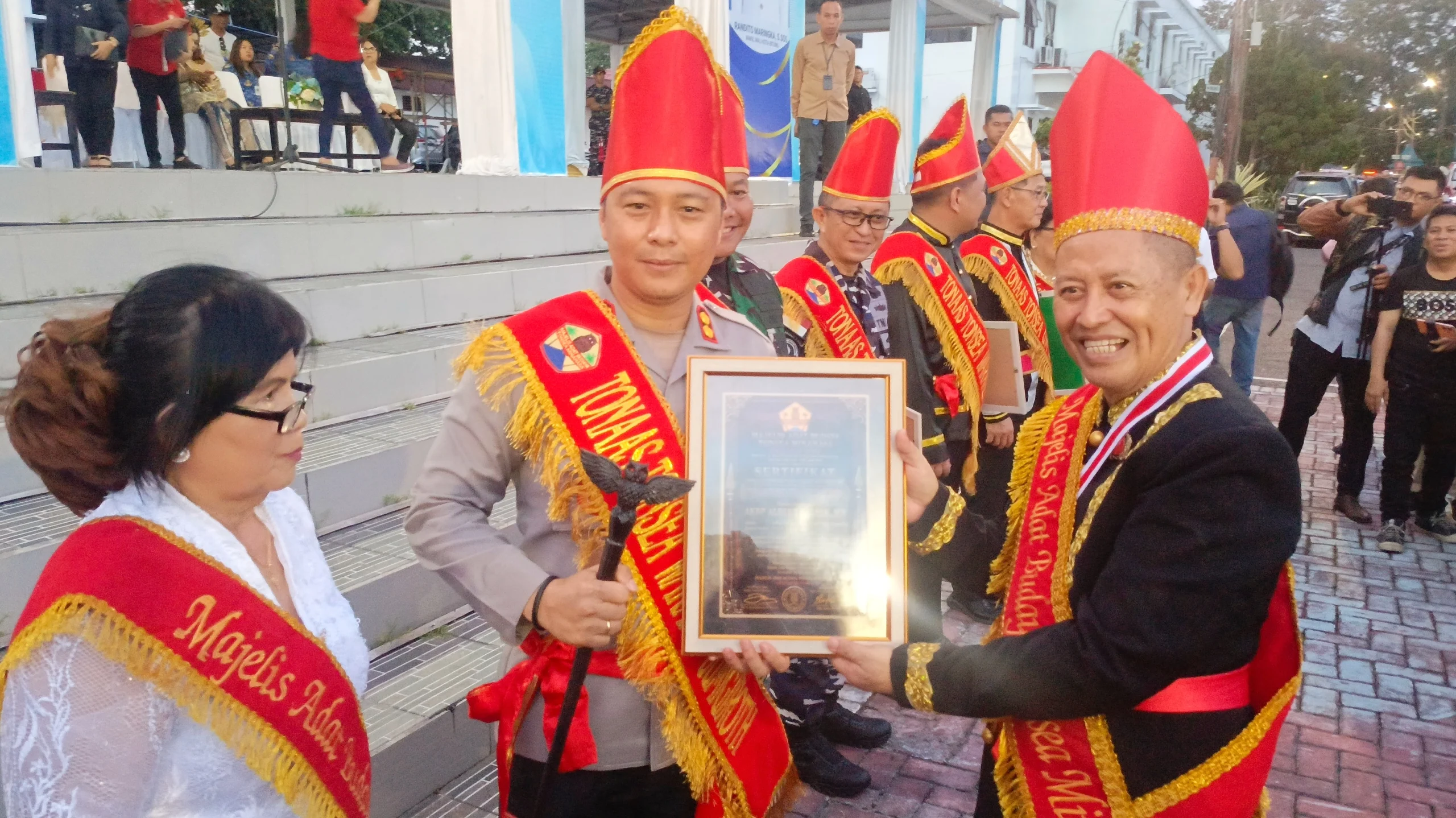 Kapolres Bitung AKBP Albert Zai SIK MH resmi dianugerahi gelar adat Tonaas Tonsea Waraney Gumigiroth oleh Majelis Adat Budaya Tonsea Minahasa, Rabu (20/5/2026). (Foto: Ridho L Tobing)