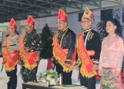 Walikota Hengky Honandar, SE bersama Wakil Walikota Randito Maringka, S.Sos saat mengenakan atribut kebesaran Tonaas Tonsea Wanua Bitung dari Majelis Adat Budaya Tonsea Minahasa, Rabu (20/5/2026). (Foto: Istimewa/SUDARA.ID)