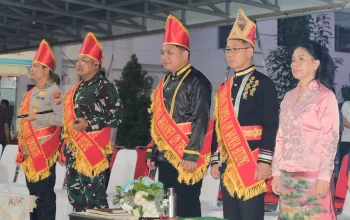 Walikota Hengky Honandar, SE bersama Wakil Walikota Randito Maringka, S.Sos saat mengenakan atribut kebesaran Tonaas Tonsea Wanua Bitung dari Majelis Adat Budaya Tonsea Minahasa, Rabu (20/5/2026). (Foto: Istimewa/SUDARA.ID)
