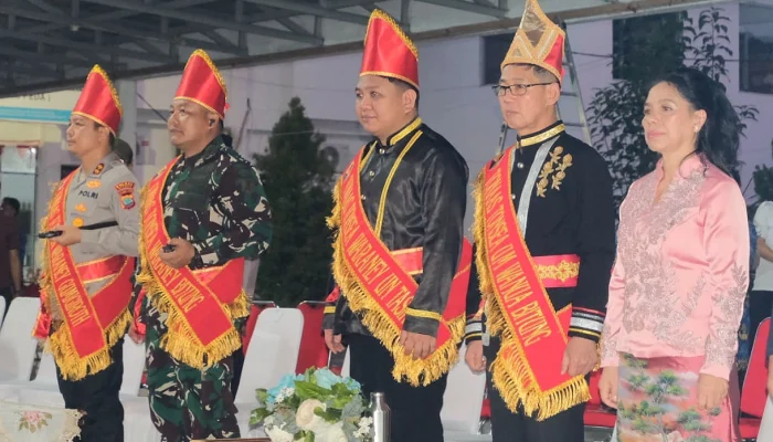 Walikota Bitung Hengky Honandar dan Wawali Randito Maringka Resmi Sandang Gelar Adat Tonaas Tonsea