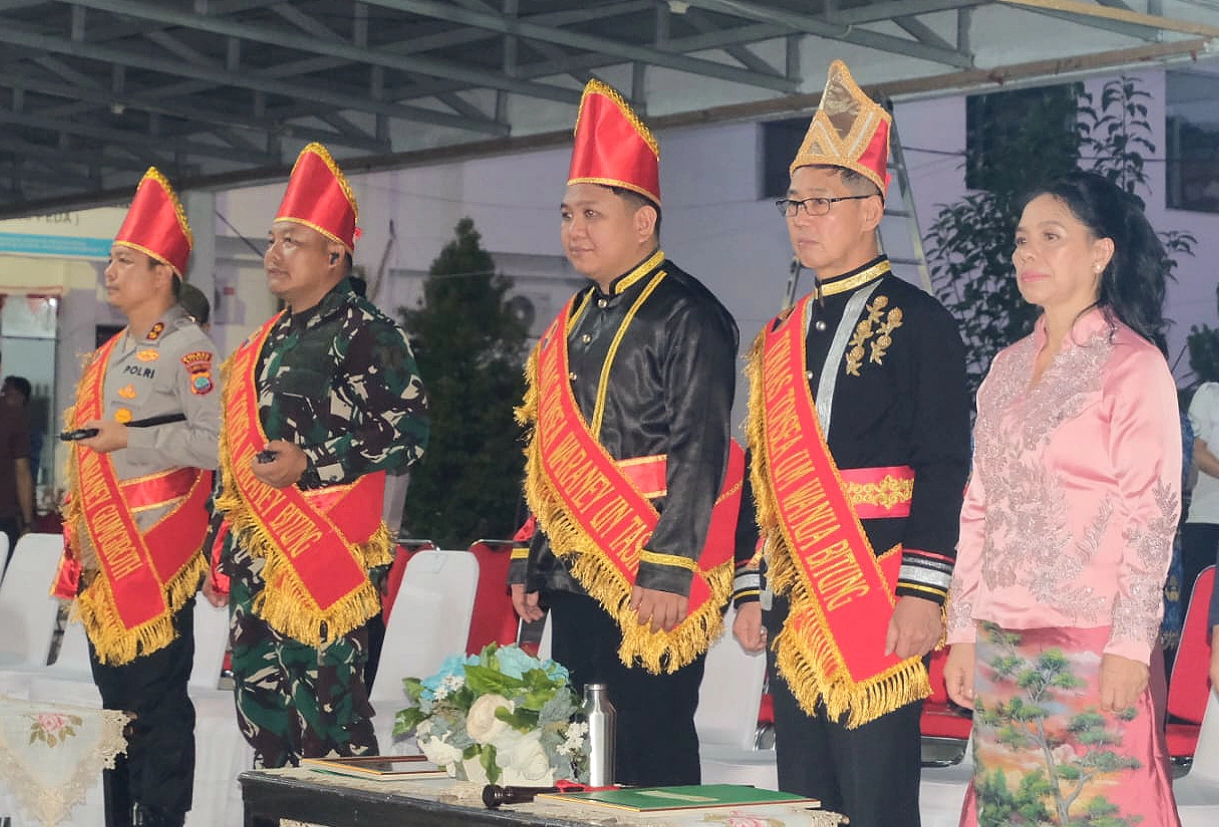 Walikota Hengky Honandar, SE bersama Wakil Walikota Randito Maringka, S.Sos saat mengenakan atribut kebesaran Tonaas Tonsea Wanua Bitung dari Majelis Adat Budaya Tonsea Minahasa, Rabu (20/5/2026). (Foto: Istimewa/SUDARA.ID)