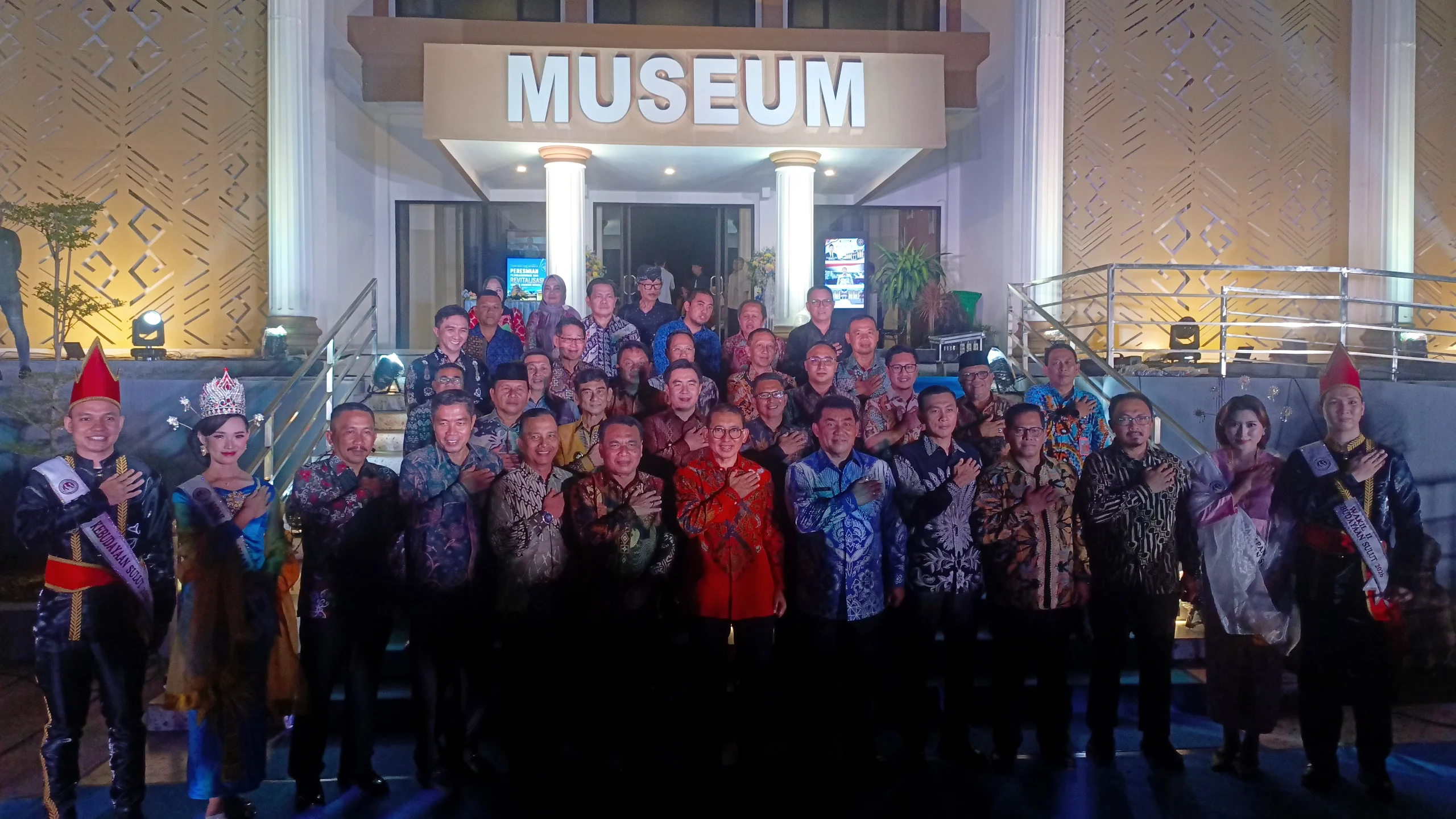 Menteri Kebudayaan RI Fadli Zon bersama Gubernur Sulut Mayjen TNI (Purn) Yulius Selvanus SE saat meresmikan wajah baru Museum Negeri Sulawesi Utara di Manado, Jumat (22/5/2026) malam. (Foto: Ridho L Tobing)
