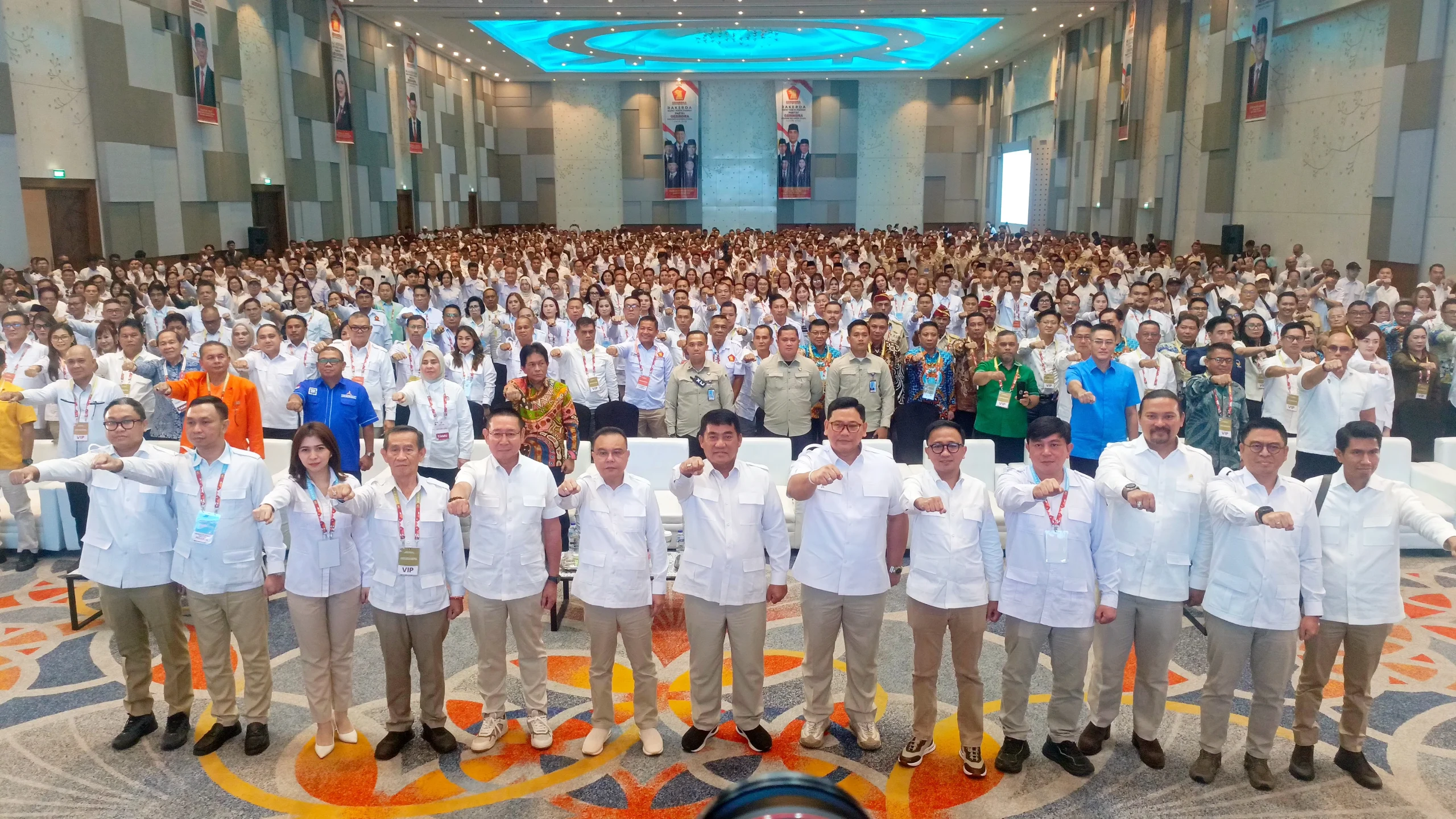 Unjuk kekuatan konsolidasi akbar! Foto bersama seluruh kader dan elite DPP Partai Gerindra dalam pembukaan Rakerda DPD Gerindra Sulut 2026. Momentum 14 bulan kepemimpinan Yulius-Victor menjadi bukti nyata lompatan ekonomi dan kesejahteraan masyarakat Sulawesi Utara. (Foto: Ridho L Tobing)