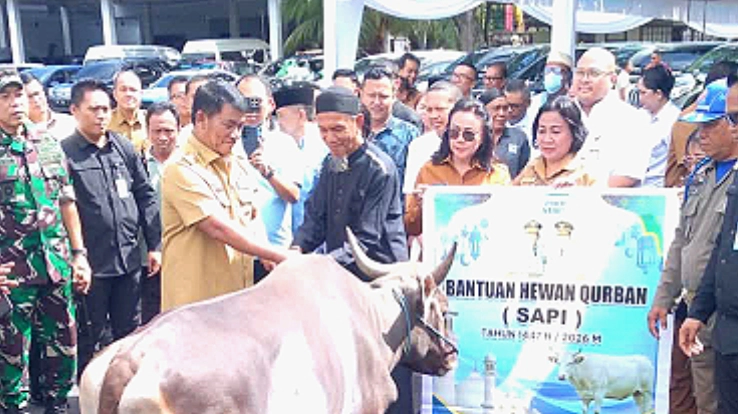 Gubernur Sulut, Yulius Selvanus saat penyerahan hewan kurban 1447 H. (Foto: Istimewa)