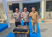 Wakapolda Sulut, Brigjen Pol. Awi Setiyono, S.I.K., M.Hum., (tengah), didampingi Kapolres Bitung AKBP Albert Zai, S.I.K., M.H.,(kiri) dan Walikota Bitung, Hengky Honandar SE, saat Peresmian Klinik Pratama Tatag Trawang Tungga yang terletak di kawasan Aspol Pinokalan, Kota Bitung, Senin (25/5/2026) pagi. (Foto: Istimewa)