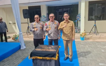 Wakapolda Sulut, Brigjen Pol. Awi Setiyono, S.I.K., M.Hum., (tengah), didampingi Kapolres Bitung AKBP Albert Zai, S.I.K., M.H.,(kiri) dan Walikota Bitung, Hengky Honandar SE, saat Peresmian Klinik Pratama Tatag Trawang Tungga yang terletak di kawasan Aspol Pinokalan, Kota Bitung, Senin (25/5/2026) pagi. (Foto: Istimewa)