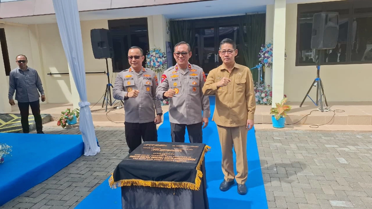 Wakapolda Sulut, Brigjen Pol. Awi Setiyono, S.I.K., M.Hum., (tengah), didampingi Kapolres Bitung AKBP Albert Zai, S.I.K., M.H.,(kiri) dan Walikota Bitung, Hengky Honandar SE, saat Peresmian Klinik Pratama Tatag Trawang Tungga yang terletak di kawasan Aspol Pinokalan, Kota Bitung, Senin (25/5/2026) pagi. (Foto: Istimewa)