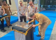 Walikota Bitung, Hengky Honandar SE saat menandatangani prasasti peresmian Klinik Pratama Tatag Trawang Tungga Polres Bitung yang terletak di Kompleks Aspol Pinokalan, Senin (25/5/2026) pagi. (Foto: Istimewa)