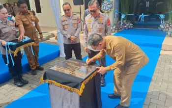 Walikota Bitung, Hengky Honandar SE saat menandatangani prasasti peresmian Klinik Pratama Tatag Trawang Tungga Polres Bitung yang terletak di Kompleks Aspol Pinokalan, Senin (25/5/2026) pagi. (Foto: Istimewa)