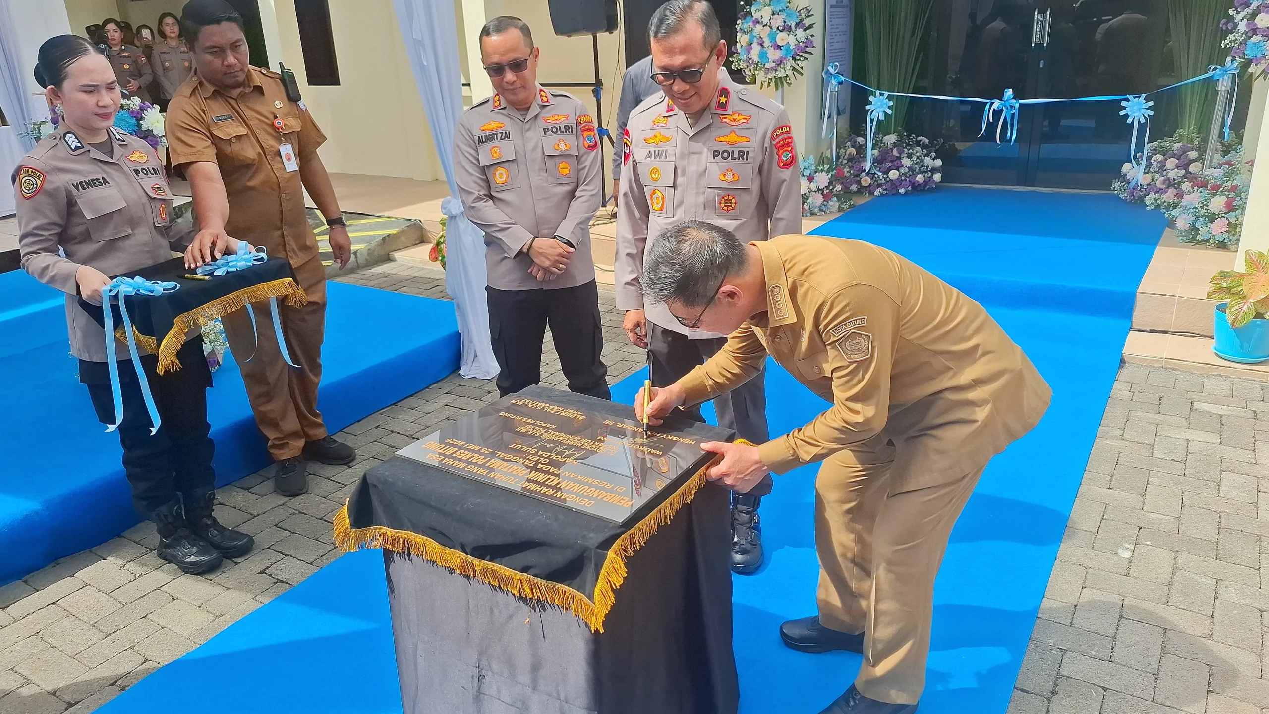 Walikota Bitung, Hengky Honandar SE saat menandatangani prasasti peresmian Klinik Pratama Tatag Trawang Tungga Polres Bitung yang terletak di Kompleks Aspol Pinokalan, Senin (25/5/2026) pagi. (Foto: Istimewa)