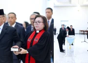 Gubernur Yulius Selvanus mengambil sumpah jabatan John Marentek sebagai Kepala BKD Sulut. (Foto: Dok. Istimewa)