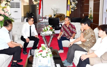 Rektor Unsrat Prof Berty Sompie saat menerima kunjungan Tim peneliti Tropical Biosphere Research Center (TBRC) Ryukyu University, Okinawa, Jepang, pada Senin (25/5/2026). (Foto: Istimewa)