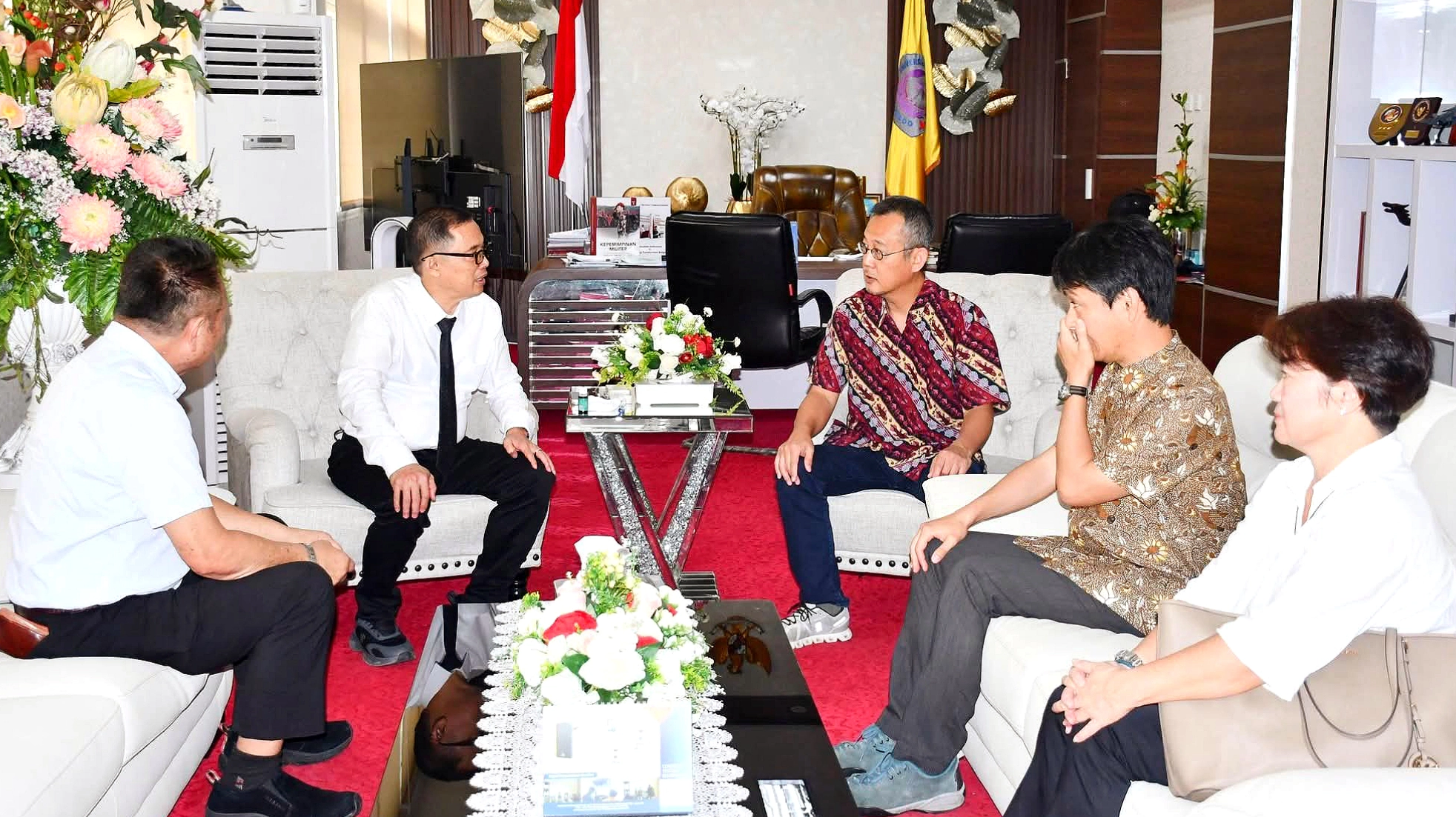 Rektor Unsrat Prof Berty Sompie saat menerima kunjungan Tim peneliti Tropical Biosphere Research Center (TBRC) Ryukyu University, Okinawa, Jepang, pada Senin (25/5/2026). (Foto: Istimewa)