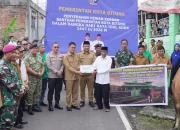 Walikota Bitung Hengky Honandar, S.E., didampingi Wakil Wali Kota Randito Maringka, S.Sos., bersama unsur Forkopimda, saat menyerahkan secara simbolis hewan kurban Iduladha 1447 H di Masjid Nurul Hidayah, Kecamatan Matuari, Kota Bitung. (Foto: Dok. Pemkot Bitung/SUDARA.ID)