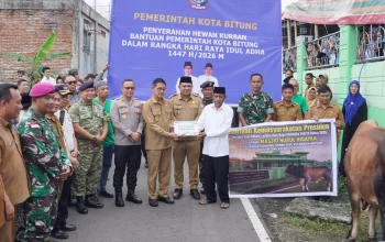 Walikota Bitung Hengky Honandar, S.E., didampingi Wakil Wali Kota Randito Maringka, S.Sos., bersama unsur Forkopimda, saat menyerahkan secara simbolis hewan kurban Iduladha 1447 H di Masjid Nurul Hidayah, Kecamatan Matuari, Kota Bitung. (Foto: Dok. Pemkot Bitung/SUDARA.ID)