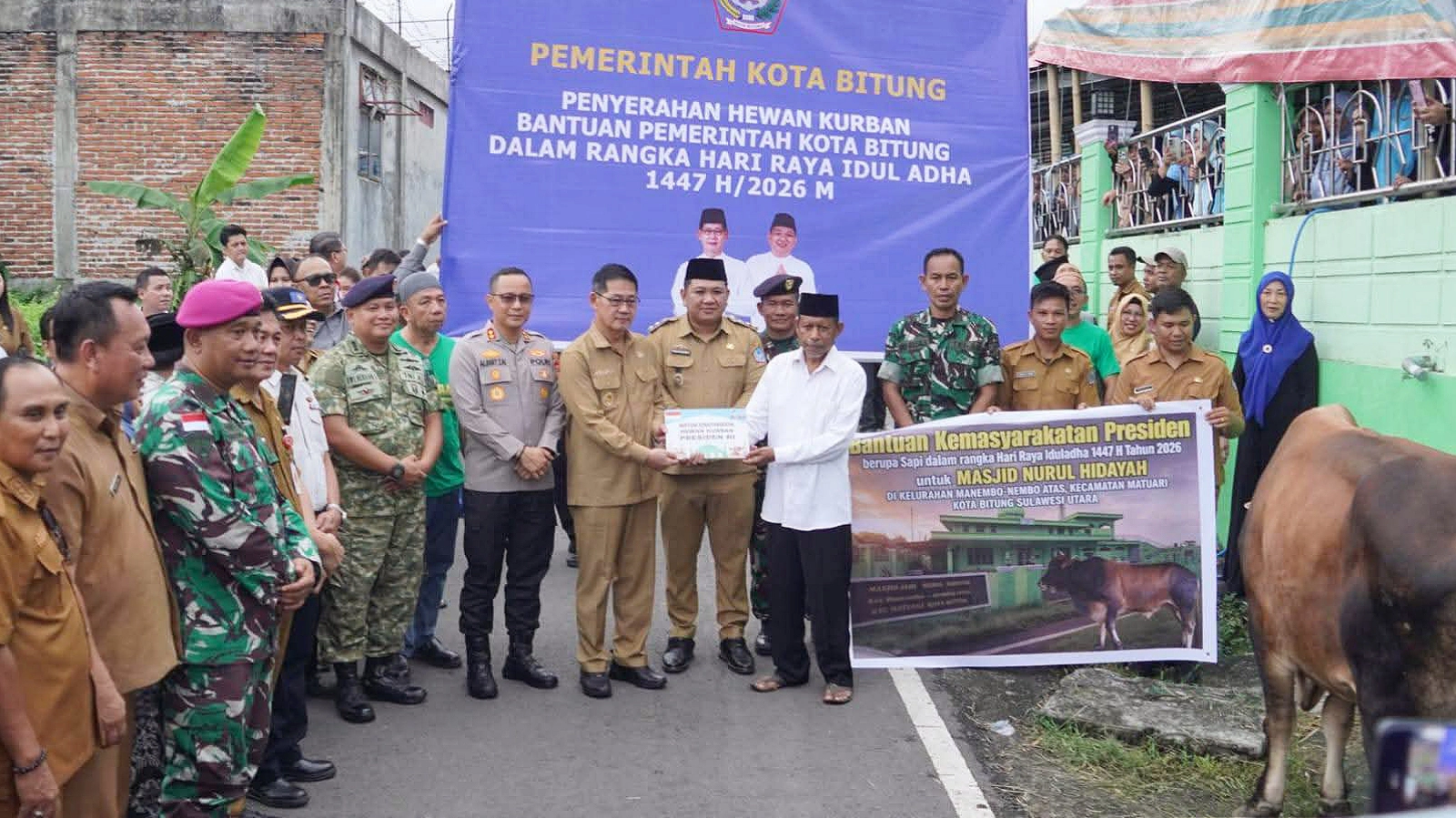 Walikota Bitung Hengky Honandar, S.E., didampingi Wakil Wali Kota Randito Maringka, S.Sos., bersama unsur Forkopimda, saat menyerahkan secara simbolis hewan kurban Iduladha 1447 H di Masjid Nurul Hidayah, Kecamatan Matuari, Kota Bitung. (Foto: Dok. Pemkot Bitung/SUDARA.ID)