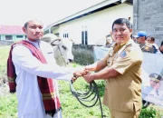 SERAHKAN BANTUAN: Gubernur Sulut Mayjen TNI (Purn) Yulius Selvanus menyerahkan bantuan kemasyarakatan berupa sapi kurban dari Presiden Prabowo Subianto di Masjid Jannatul Firdaus, Desa Tadoy, Bolmong, Selasa (26/5/2026). (Foto: Istimewa/SUDARA.ID)