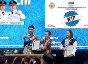 Wakil Walikota Bitung Randito Maringka S.Sos (kiri) dan Ketua DPRD Vivi Ganap SE (kanan) saat menerima dokumen LHP dengan opini WTP dari Kepala BPK RI Perwakilan Sulut Bombit Agus Mulyo, Jumat (29/5/2026). Capaian ini menandai kembalinya predikat WTP bagi Kota Bitung. (Foto: Dok. Istimewa)