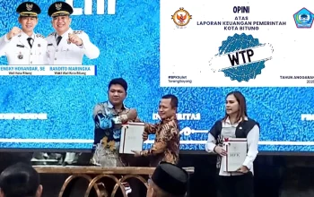 Wakil Walikota Bitung Randito Maringka S.Sos (kiri) dan Ketua DPRD Vivi Ganap SE (kanan) saat menerima dokumen LHP dengan opini WTP dari Kepala BPK RI Perwakilan Sulut Bombit Agus Mulyo, Jumat (29/5/2026). Capaian ini menandai kembalinya predikat WTP bagi Kota Bitung. (Foto: Dok. Istimewa)
