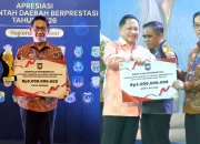 Walikota Bitung Hengky Honandar SE saat menerima penghargaan Pengendalian Inflasi Terbaik 1 se-Sulawesi dan insentif fiskal Rp3 Miliar dari Kemendagri, Jumat (29/5/2026). (Foto: Istimewa/Dok.SUDARA.ID)