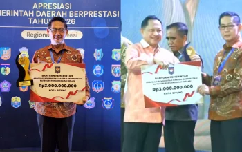 Walikota Bitung Hengky Honandar SE saat menerima penghargaan Pengendalian Inflasi Terbaik 1 se-Sulawesi dan insentif fiskal Rp3 Miliar dari Kemendagri, Jumat (29/5/2026). (Foto: Istimewa/Dok.SUDARA.ID)
