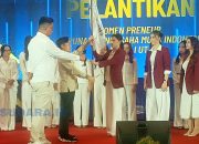 Ketua BPD Hipmi Sulut, Hizkia Sembel (kiri), menyerahkan pataka kepada Hillary Julia Tuwo (kanan) saat pengukuhan Hipmi Womenpreneur Sulut di Manado, Jumat (1/5/2026). (Foto: Ridho L Tobing)
