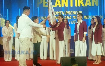 Ketua BPD Hipmi Sulut, Hizkia Sembel (kiri), menyerahkan pataka kepada Hillary Julia Tuwo (kanan) saat pengukuhan Hipmi Womenpreneur Sulut di Manado, Jumat (1/5/2026). (Foto: Ridho L Tobing)