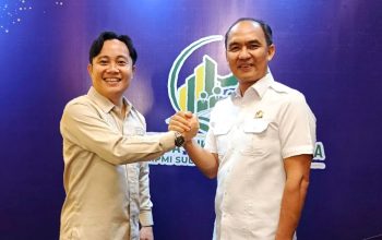 Salam Komando: Ketua Kadin Manado, Jemmy Asiku dan Ketua Hipmi Sulut, Hizkia R Sembel di Diklatda Hipmi Sulut 2026. (Foto: Dok. SUDARA.ID)