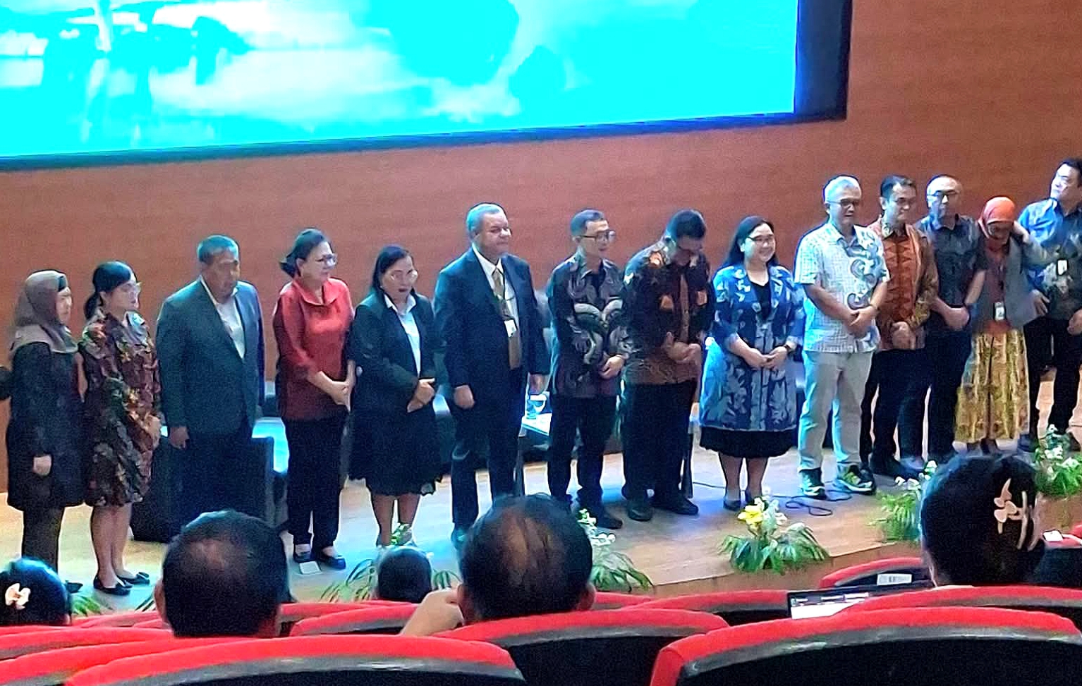 Rektor UNSRAT Prof Berty Sompie (tengah) dalam forum Ekonomi Biru bareng Kemlu RI. Komitmen mempertegas pengelolaan maritim berbasis kelestarian lingkungan. (Foto: Istimewa)