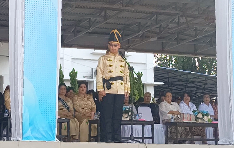 Walikota Bitung Hengky Honandar SE bertindak sebagai Inspektur Upacara pada peringatan Hari Pendidikan Nasional dan Hari Otonomi Daerah ke-XXX di Lapangan Kantor Walikota, Senin (4/5/2026). (Foto: untuk SUDARA.ID)