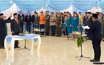 Gubernur Sulawesi Utara, Yulius Selvanus, saat melantik Tahlis Gallang sebagai Sekretaris Daerah Provinsi Sulut di Gedung Mapalus, Senin (4/5/2026). (Foto: Dok. Istimewa)