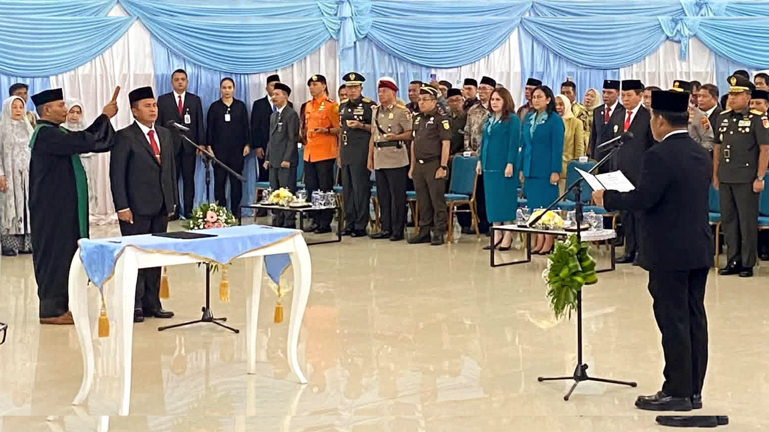Gubernur Sulawesi Utara, Yulius Selvanus, saat melantik Tahlis Gallang sebagai Sekretaris Daerah Provinsi Sulut di Gedung Mapalus, Senin (4/5/2026). (Foto: Dok. Istimewa)