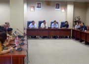 Suasana Rapat Dengar Pendapat (RDP) Komisi III DPRD Sulut bersama warga dan manajemen PT MSM/TTN terkait polemik jalan lingkar tambang Likupang-Bitung, Senin (4/5/2026). (Foto: Ridho L Tobing)