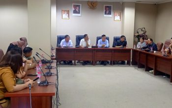 Suasana Rapat Dengar Pendapat (RDP) Komisi III DPRD Sulut bersama warga dan manajemen PT MSM/TTN terkait polemik jalan lingkar tambang Likupang-Bitung, Senin (4/5/2026). (Foto: Ridho L Tobing)