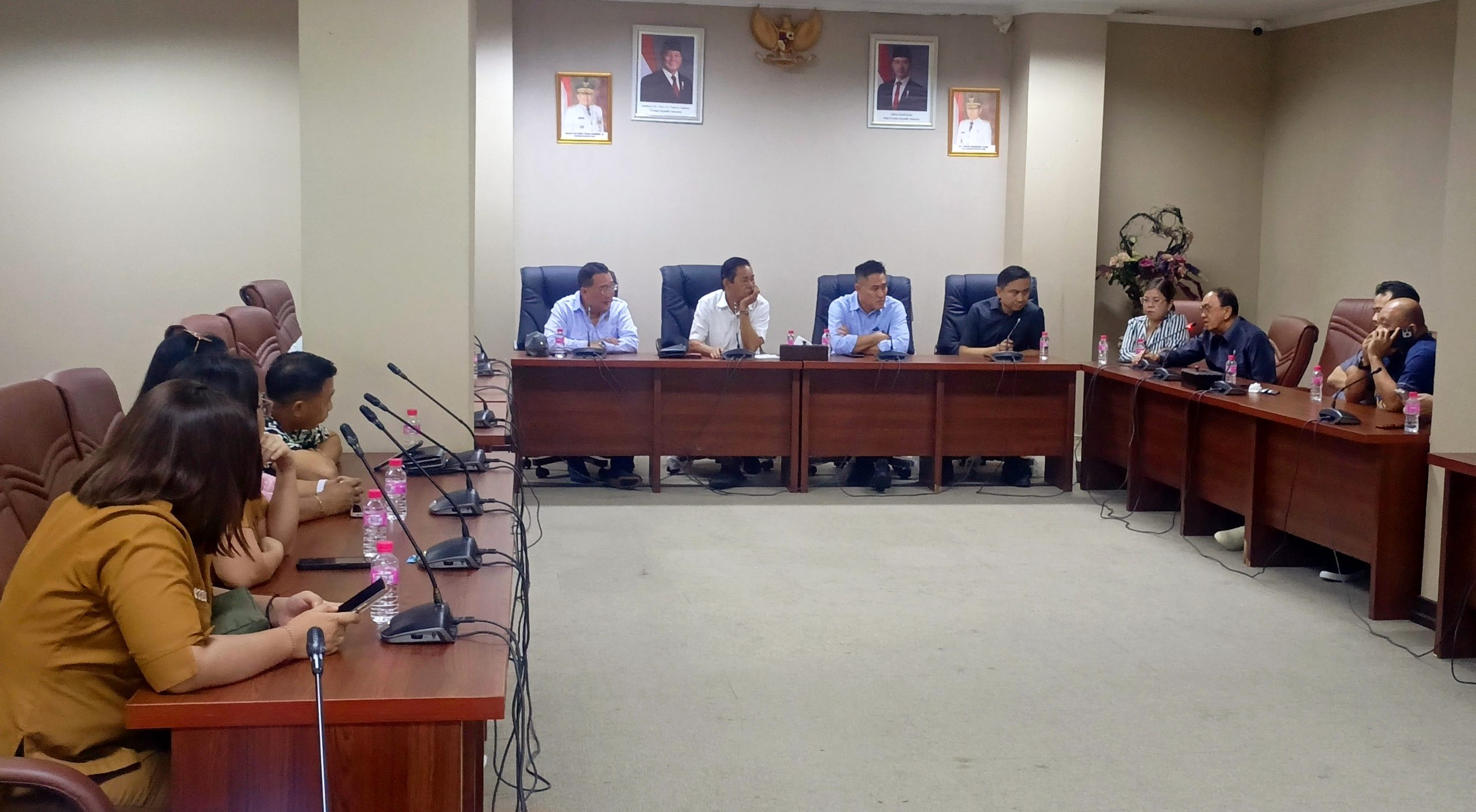 Suasana Rapat Dengar Pendapat (RDP) Komisi III DPRD Sulut bersama warga dan manajemen PT MSM/TTN terkait polemik jalan lingkar tambang Likupang-Bitung, Senin (4/5/2026). (Foto: Ridho L Tobing)