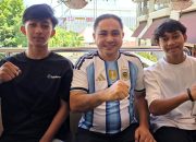 Ketua AFP Sulut Meyvo Rumengan bersama dua atlet futsal Sulut, Ahmad Abdul Karim dan Alfa Karaeng, yang resmi lolos seleksi Timnas Futsal U-17 ke Jakarta untuk proyeksi laga ke Spanyol. (Foto: Istimewa)