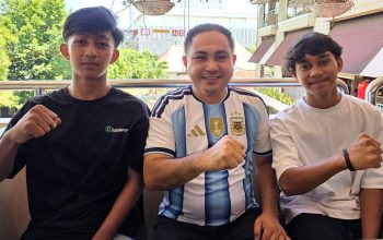 Ketua AFP Sulut Meyvo Rumengan bersama dua atlet futsal Sulut, Ahmad Abdul Karim dan Alfa Karaeng, yang resmi lolos seleksi Timnas Futsal U-17 ke Jakarta untuk proyeksi laga ke Spanyol. (Foto: Istimewa)