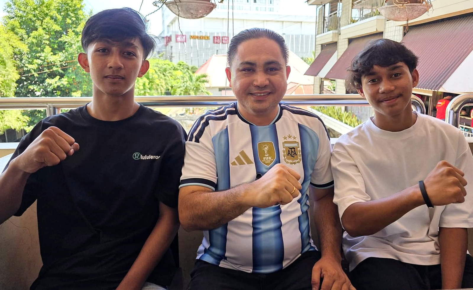 Ketua AFP Sulut Meyvo Rumengan bersama dua atlet futsal Sulut, Ahmad Abdul Karim dan Alfa Karaeng, yang resmi lolos seleksi Timnas Futsal U-17 ke Jakarta untuk proyeksi laga ke Spanyol. (Foto: Istimewa)