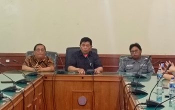 Wakil Rektor 3 Dr. Ralfie Pinasang, S.H., M.H., (tengah), Humas Unsrat Philep Regar (kiri), Ketua MPM Justin Anlo (kanan). (Foto: Ridho L Tobing)