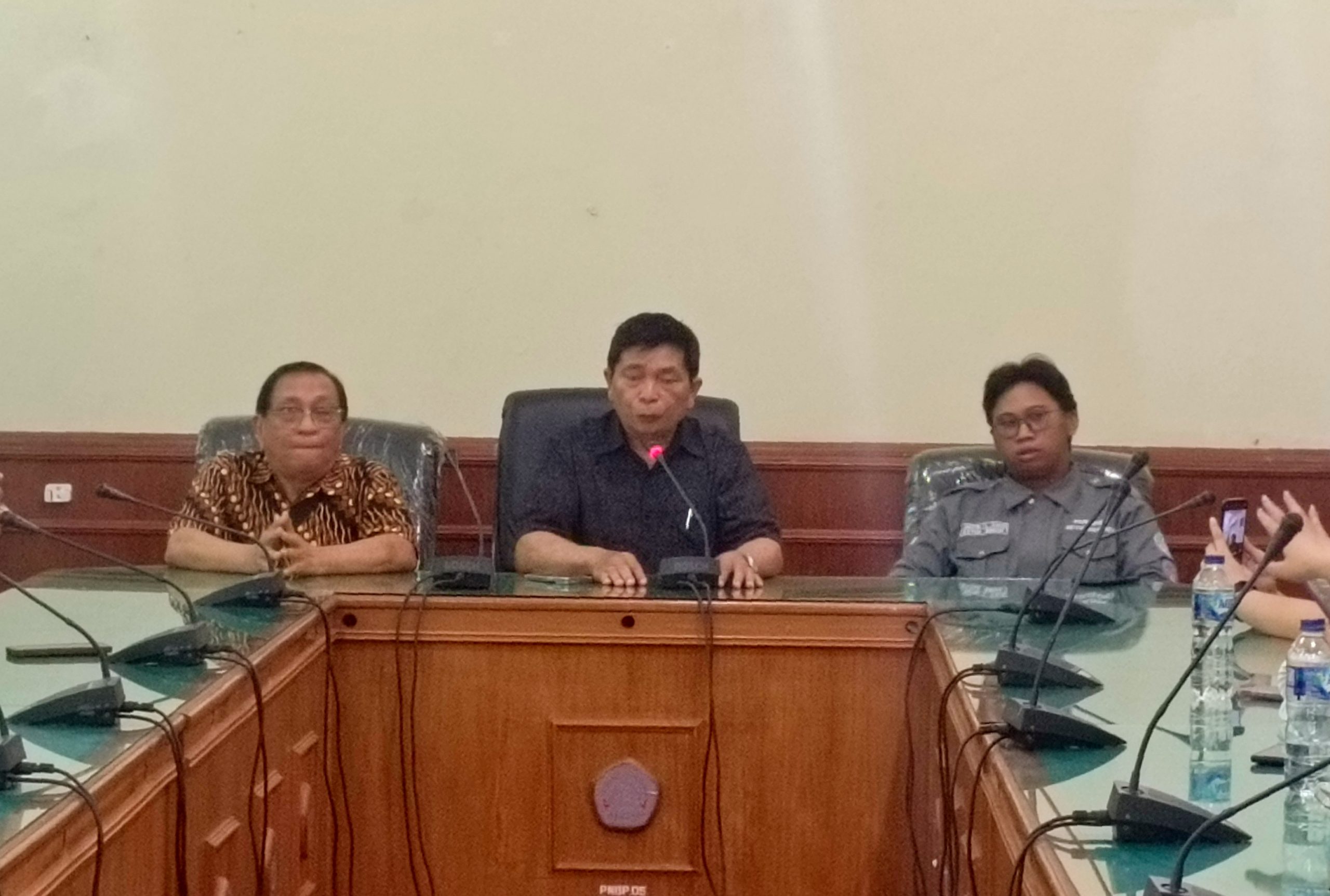 Wakil Rektor 3 Dr. Ralfie Pinasang, S.H., M.H., (tengah), Humas Unsrat Philep Regar (kiri), Ketua MPM Justin Anlo (kanan). (Foto: Ridho L Tobing)