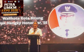 Walikota Bitung, Hengky Honandar SE, saat membuka STIE Petra Expo 2026. (Foto: Dok. Istimewa)