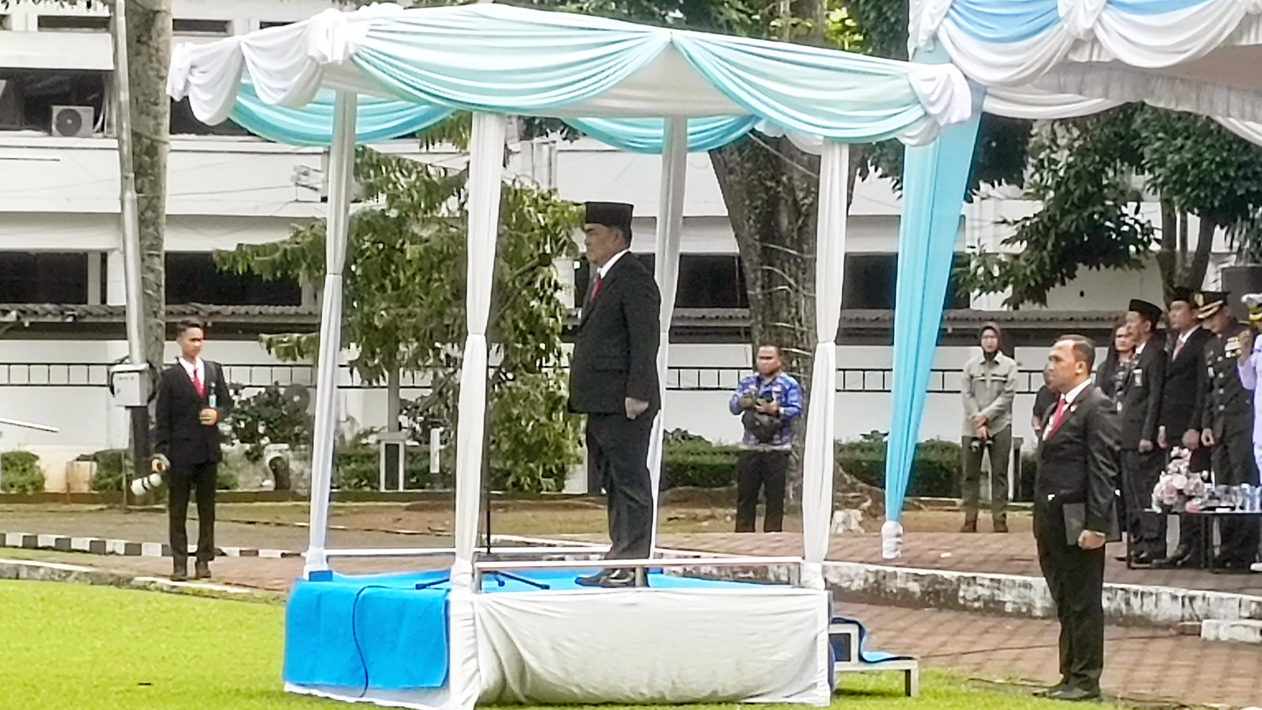 Gubernur Sulut Mayjen TNI (Purn) Yulius Selvanus SE saat bertindak sebagai Inspektur Upacara Hari Lahir Pancasila di Manado, Senin (1/6/2026). (Foto: Ridho L Tobing)
