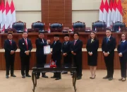 Gubernur Sulut saat menerima dokumen LHO BPK dengan opini WTP yang turut disaksikan Pimpinan DPRD Sulawesi Utara. (Foto: Ridho L Tobing)